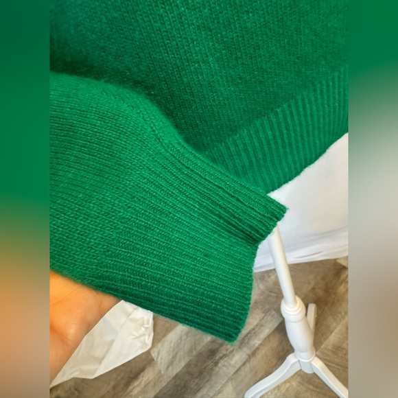 Newman  Marcus 100% Cashmere Green Turtleneck Sweater - Picture 3 of 8